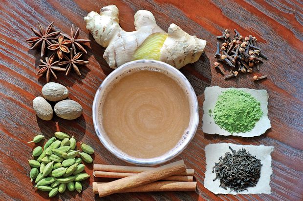 Schwarzer Tee mit verschiedenen Gewürzen wie zum Beispiel Zimt, Kardamom und Gewürznelken mit Milch aufgegossen machen den Chai Tee zu einem raffinierten Geschmackserlebnis.