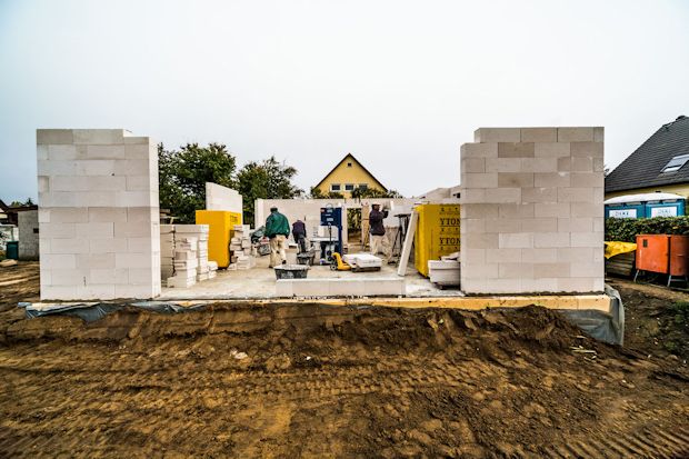 Viele Probleme am Bau entstehen nicht erst auf der Baustelle, sondern verbergen sich bereits in den Verträgen.