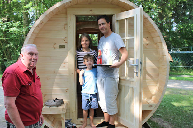 In einer hölzernen "Schlummertonne" kann man neuerdings auf einem Campingplatz in Uelzen in der Lüneburger Heide schlafen.