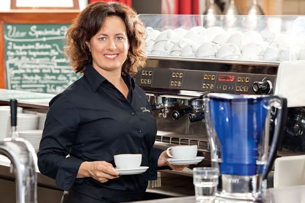 Für besonders viel Aroma sorgt Wasser aus einem Tischwasserfilter, meint Meister-Barista Nana Holthaus-Vehse.