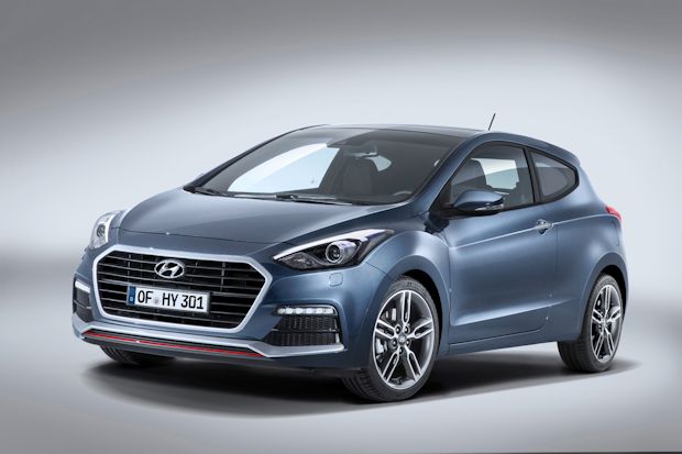 Die Turboversion des Hyundai i30 erkennt man an der modifizierten Frontpartie mit roter Leiste, 18-Zoll-Rädern und am doppelten Endrohr.