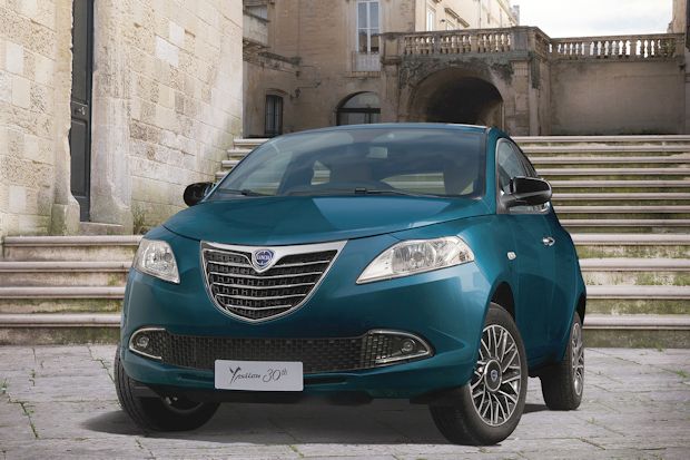 Italiens 30-Jähriger Frauenliebling mit neuen Accessoires: Lancia Ypsilon.