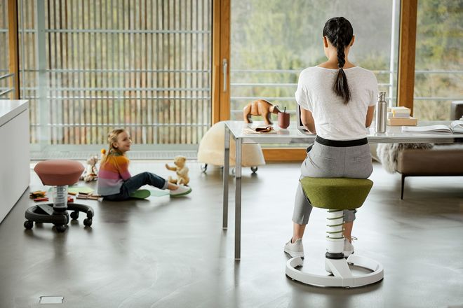 Im Homeoffice sollte man auf eine ergonomische Sitzgelegenheit achten, ein Aktivstuhl sollte beispielsweise uneingeschränkt Bewegungen in alle Richtungen zulassen.