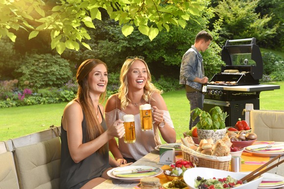 Ganz klassisch gehören zu einem gelungenen Grillabend Bratwurst, Steak und Bier dazu. Heute kommen aber auch viele andere Köstlichkeiten auf den Grill, von Fisch bis Gemüse.