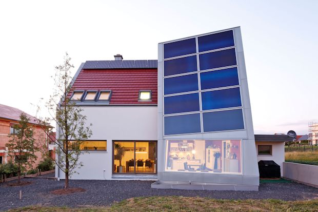 Brettsperrholzelemente wie die Massiv-Holz-Mauer eignen sich auch für ausgefallene Architekturkonzepte.