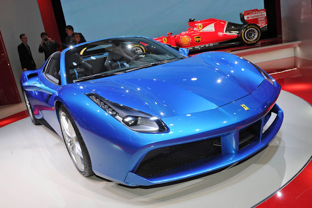 Augenweide und Ohrenschmaus: der neue Ferrari 488 Spider.