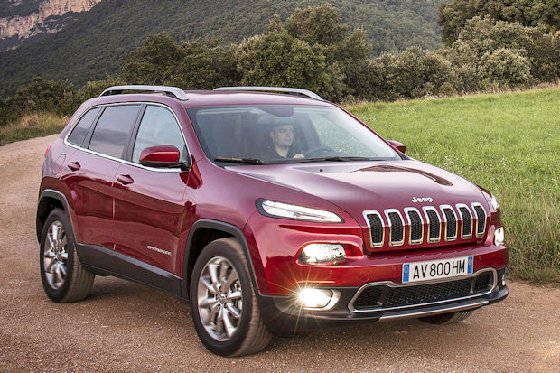 Den Jeep Cherokee gibt es jetzt mit 185 PS oder 200 PS starkem 2,2 Liter-Motor und Neungang-Automatikgetriebe.