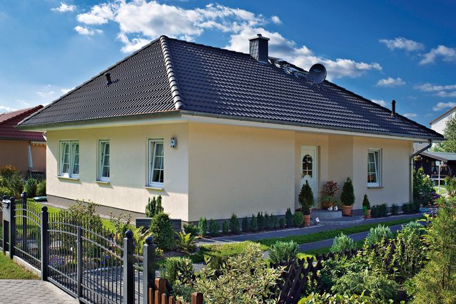 Ausreichend Platz zu zweit bietet dieser Bungalow mit einer Wohnfläche von fast 90 Quadratmetern. Ist der Raumbedarf größer, wird ein Keller eingeplant. Optional steht unterm Walmdach ebenfalls eine Platzreserve zur Verfügung.