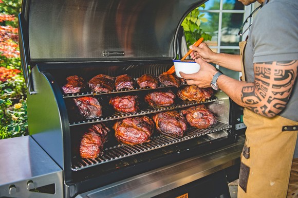 Der Mensch kümmert sich um die richtige Würze, den Rest macht das Gerät: Pelletgrills verfügen über eine integrierte Temperaturregelung.