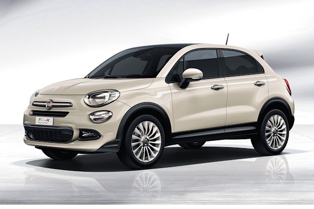 Das Fiat 500X-Gesicht will mit rundlichen Scheinwerfern und Firmenlogo in verchromter Querspange an den Urvater erinnern.