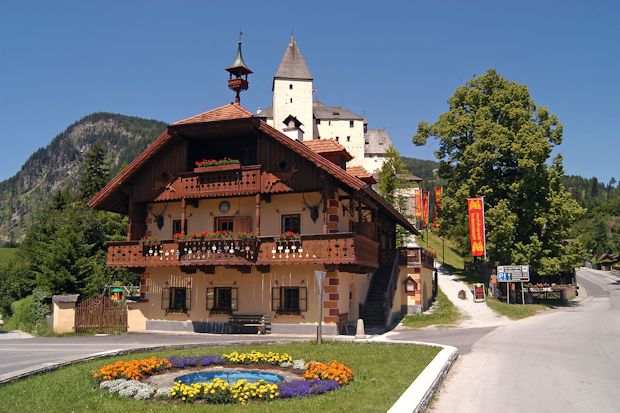 Postkartenidylle im sonnigen Mauterndorf, im Hintergrund ist die gleichnamige Burg zu sehen.