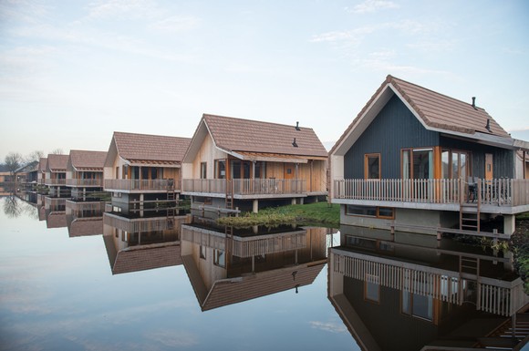 Eine typisch holländische Landschaft ist die Kulisse des neuen Parks Landal De Reeuwijkse Plassen mitten im grünen Herzen der Niederlande.
