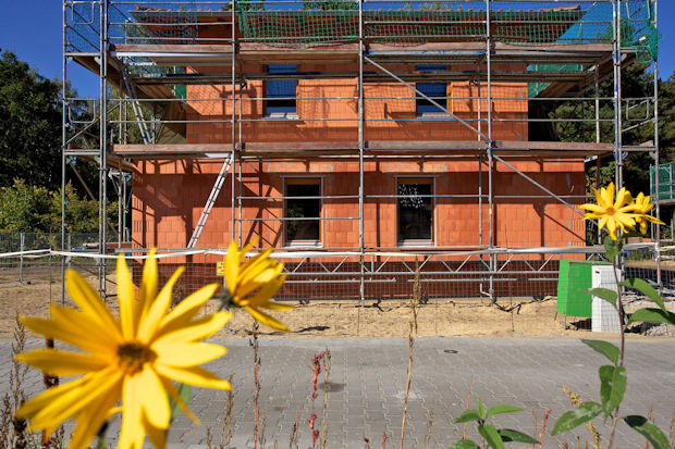 Mit Ziegelhäusern sind auch künftig alle KfW-Effizienzhausstandards bis zum Passivhaus möglich.