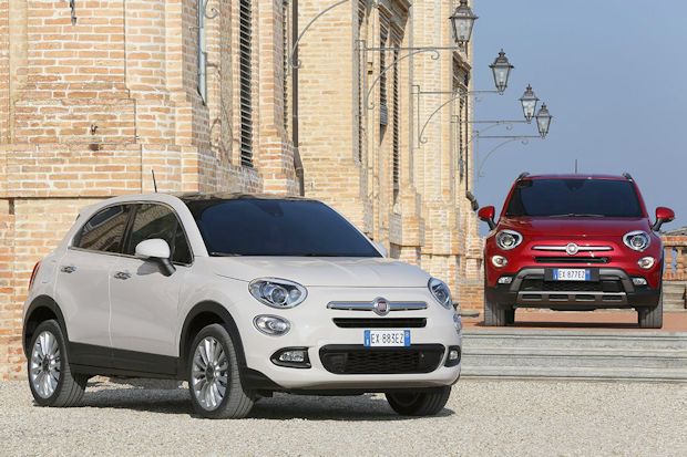 Der Fiat 500X wird in zwei Versionen präsentiert - einer für die Stadt (links) und einer für leichtes Gelände.