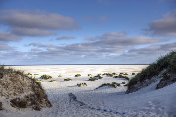 Im Sommer kommen die Touristen vor allem wegen des Kniepsands, einem der größten und feinsandigsten Badestrände Europas.
