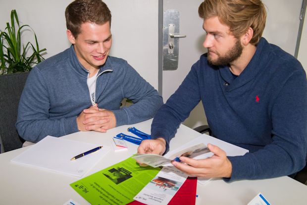 An der Hamburger Fern-Hochschule (HFH) absolviert man in allen dualen Studiengängen ein Fernstudium, dadurch ist es flexibel mit der Ausbildung kombinierbar.