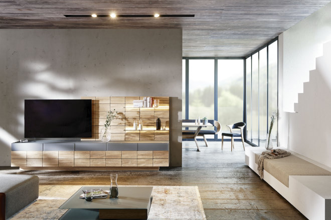Naturholzmöbel bringen eine urige und naturnahe Atmosphäre in die urbane und moderne Architektur.