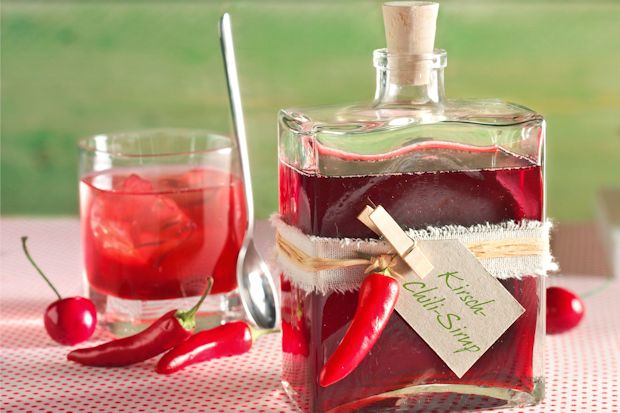 Fruchtig-scharfer Geschmack im Glas: Ein raffinierter Kirsch-Chili-Sirup lässt sich mit frischen Zutaten schnell und einfach zubereiten.