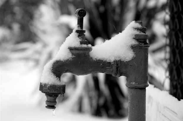Um Frostschäden zu vermeiden, sollten Wasserleitungen rechtzeitig vor den ersten kalten Tagen zugedreht werden.