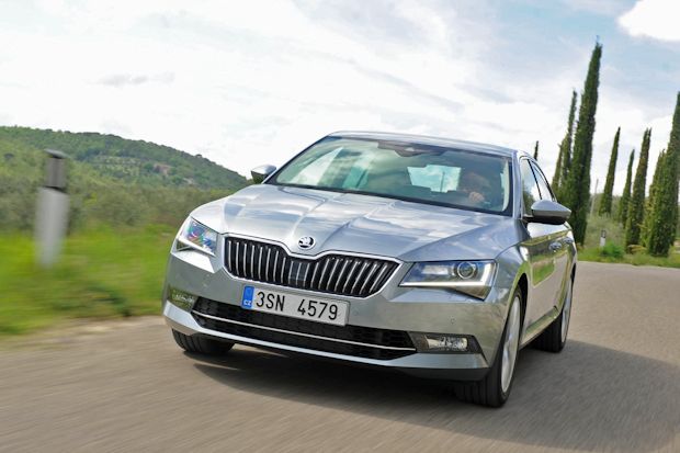 Ausdrucksstarkes Design, noch mehr Platz und beeindruckendes Fahrverhalten kennzeichnen die neue Generation des Skoda Superb.
