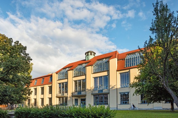 Gekrümmte Fensterscheiben lassen viel Licht in die Ateliers im Obergeschoss der Bauhaus-Universität.