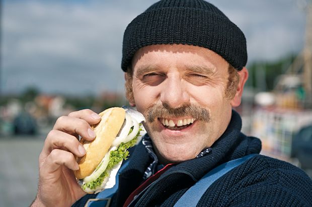 An der Ostseeküste Schleswig-Holsteins hat das Fischbrötchen Kult-Status.