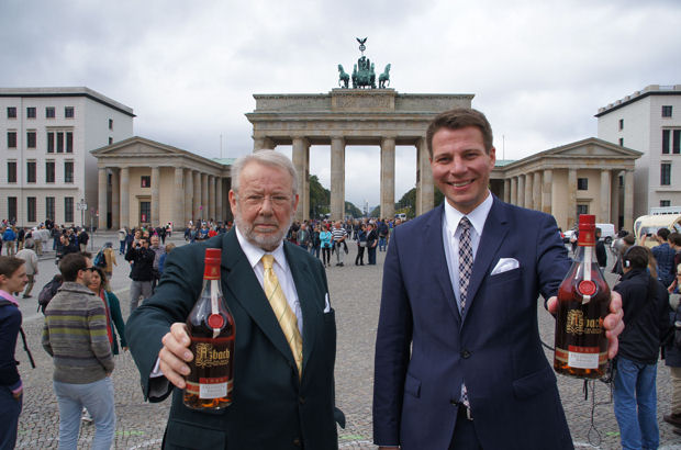 Emil Underberg und Christopher Dellee, erster Kellermeister bei Asbach, präsentieren den Asbach Freiheitsbrand vor dem Brandenburger Tor in Berlin.