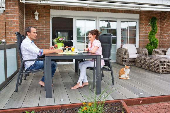 Die Terrasse avanciert in der warmen Jahreszeit zum Lieblingsplatz an der Sonne. Mit einem interaktiven Planer lassen sich eigene Ideen beim Anlegen der Terrasse realisieren.