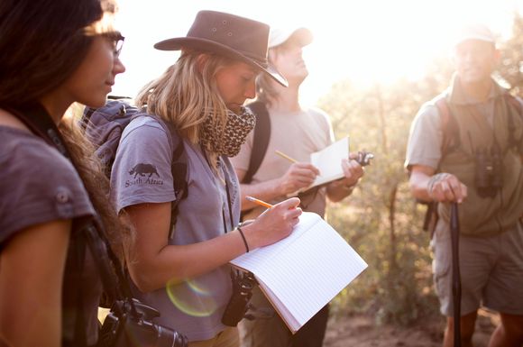 Auf Buschwanderungen und im theoretischen Unterricht erfährt man viel Wissenswertes über die ökologischen Zusammenhänge der Natur.
