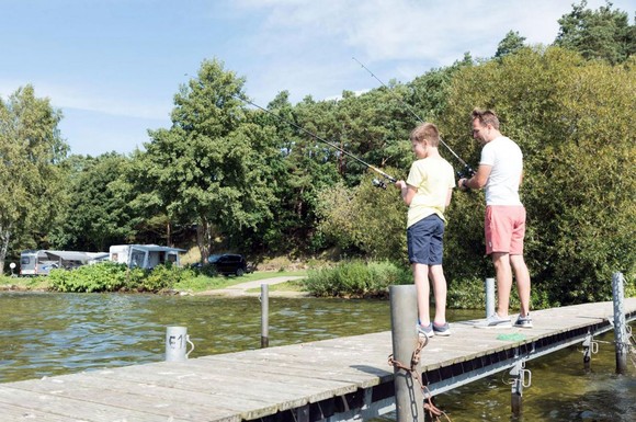 Nur wenige Schritte von den Stellplätzen entfernt gibt es auf den Campingplätzen in Mecklenburg-Vorpommern Angelgründe für Petrijünger jeder Altersklasse.