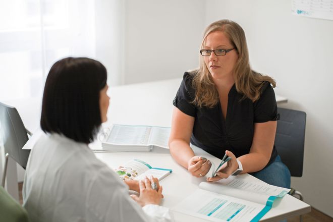 Die Teilnehmer am Programm werden während der Therapie individuell beraten. (Die Frau auf dem Bild ist nicht die im Text zitierte Patientin Ramona J.)