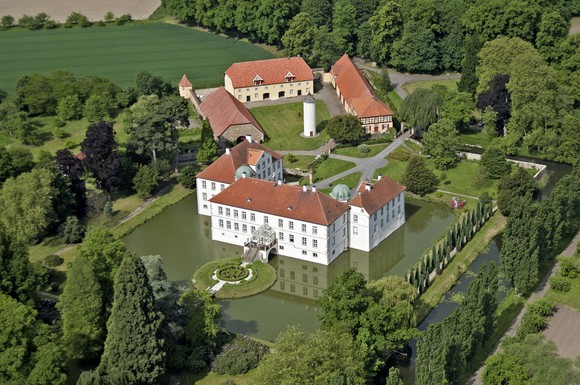 Blick von oben auf Schloss Hünnefeld, in dem man heute in romantischen Räumen der Alten Rentei übernachten kann.