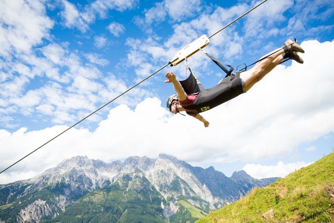 Im SalzburgerLand genießt man in 143 Metern Flughöhe einen fantastischen Ausblick über die Leoganger Bergwelt.