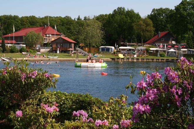 Impressionen vom Bernsteinsee in Wiefelstede. Der 12.000 Quadratmeter große Naturbadesee bietet Freizeitspaß für die ganze Familie.