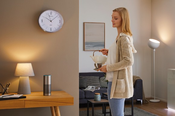 Das Licht hört aufs Wort: Digitale Helfer machen es möglich, die Beleuchtung besonders komfortabel per Sprachbefehl zu bedienen.