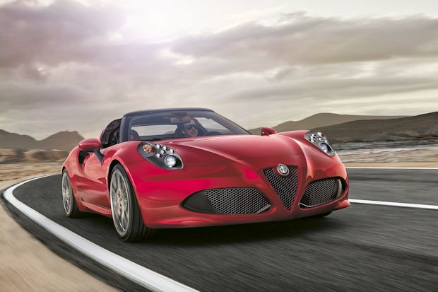 Ab sofort steht der 4C Spider bei den deutschen Alfa Romeo-Händlern.