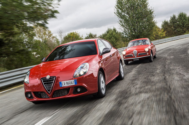 Alfa Romeo Giulietta Sprint: Brandneuer 1,4-Liter-Turbobenziner mit MultiAir-Ventilsteuerung und 150 PS. Dahinter der historische Vorgänger, welcher 1954 eine neue Epoche bei Alfa Romeo einläutete.