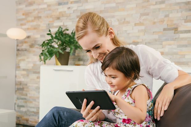 Lese- und Medienspaß für die ganze Familie: Moderne Tablets machen die Lektüre von interaktiven Büchern möglich.