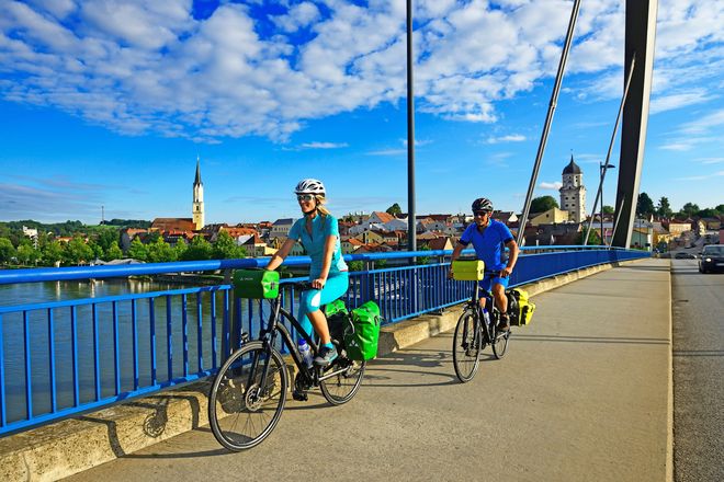 Per Rad lassen sich die Städtchen und Naturschönheiten im Donauengtal besonders intensiv kennenlernen.