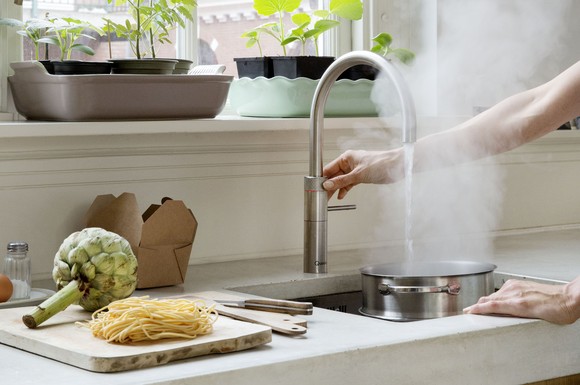 Mit einem Kochend-Wasserhahn lassen sich viele alltägliche Handgriffe in der Küche schneller und komfortabler erledigen.