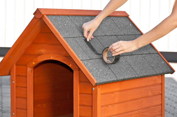 Selbst an der Hundehütte leisten die Dichtbänder erste Hilfe gegen Nässe und Zugluft.