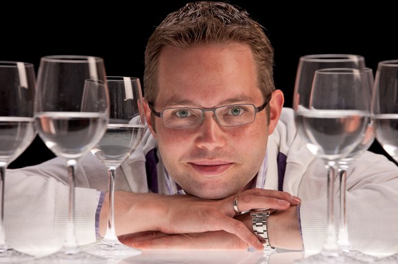 Europas erster Wassersommelier Arno Steguweit berichtet über feine, aber entscheidende Geschmacksunterschiede bei Mineralwässern.