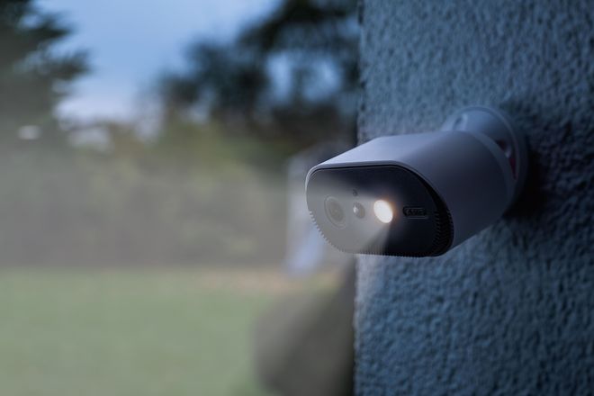Sicherheit rund ums Haus: Kabellose Kameras mit Langzeitakku sind einfach nachzurüsten.