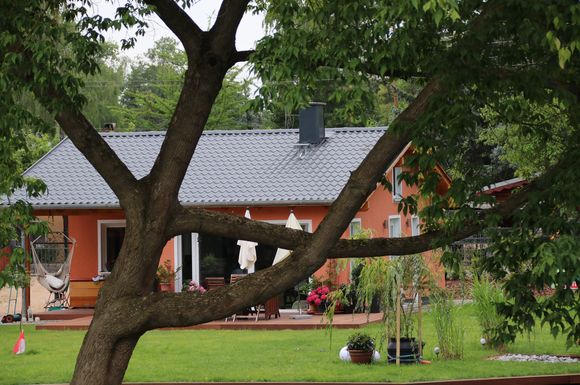 Dachsanierung im Expresstempo: Robuste und langlebige Metalleindeckungen können betagte Faserzement- und Bitumendächer ersetzen.