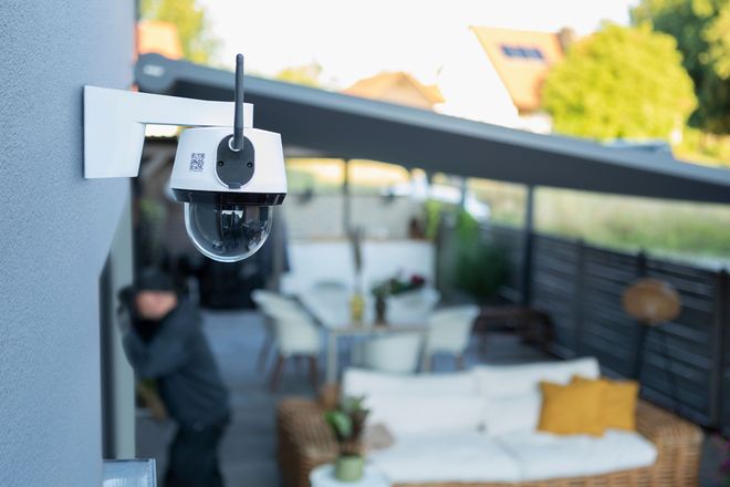 Mögliche Einbrecher werden von der Kamera direkt erkannt, die Bewohner erhalten umgehend eine Warnung aufs Smartphone.