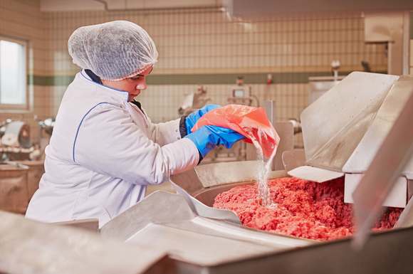 Marianna Rubino in Aktion: "Mich hat das Interesse am Rohstoff Fleisch und insbesondere der Wurstproduktion sowie die Bearbeitung und Veredelung der Produkte zu dieser Ausbildung geführt."