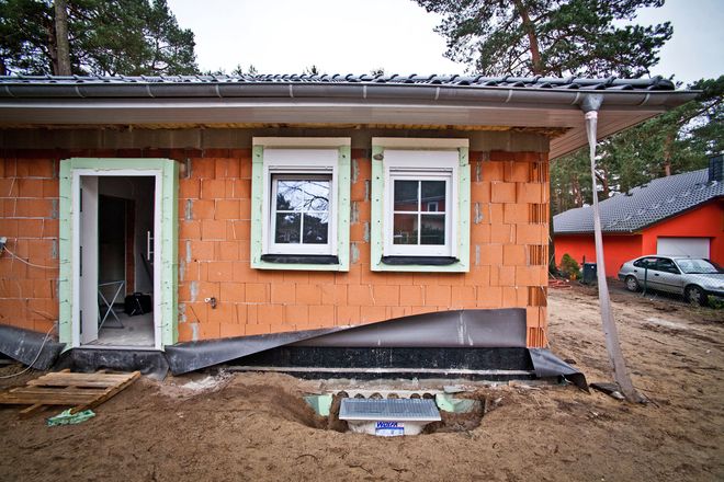Die Abschlagszahlungen für einen Hausbau sollen mit dem tatsächlichen Baufortschritt konform gehen. Als Daumenregel gilt: nicht mehr als 50 Prozent der Bausumme bis zum Abschluss des Rohbaus.