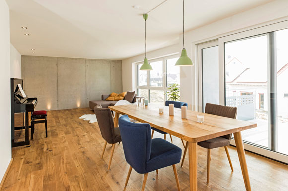 Holz sehen und spüren: Die aktuellen Farbtrends unterstreichen den natürlichen Look.