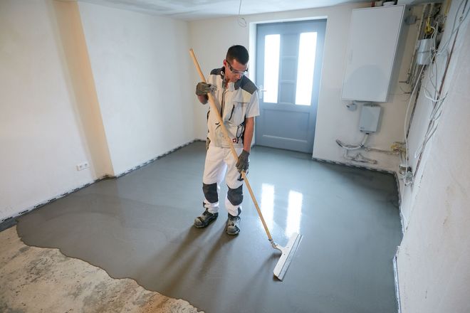 Ein ebener und wasserdichter Boden in einem Arbeitsschritt: Mit speziellen Materialien können Fachhandwerker selbst feuchte Keller umfassend sanieren. Hausbesitzer profitieren von einem schnellen Ergebnis, wenig Aufwand und geringeren Kosten.