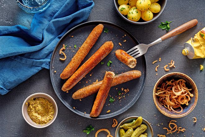Die vegane grobe Bratwurst hat mehr Protein pro 100 Gramm als die meisten klassischen W&uuml;rste.